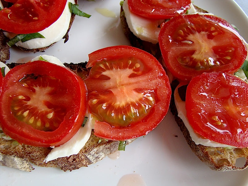 bruschete cu mozzarella si rosii - bruschetta with mozzarella and tomatoes
